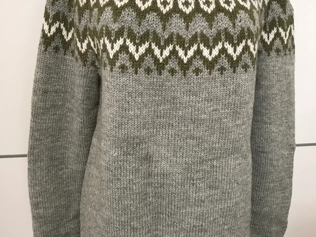 Billede 1 - Håndstrikket sweater med islandsk mønster 