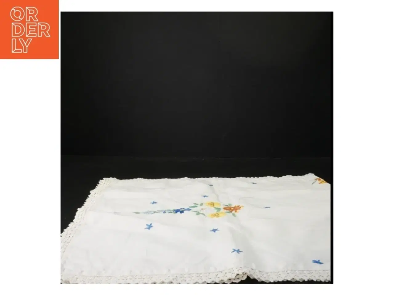 Billede 2 - Broderet dug/bordløber med hæklet kant (str. 40 x 90 cm)