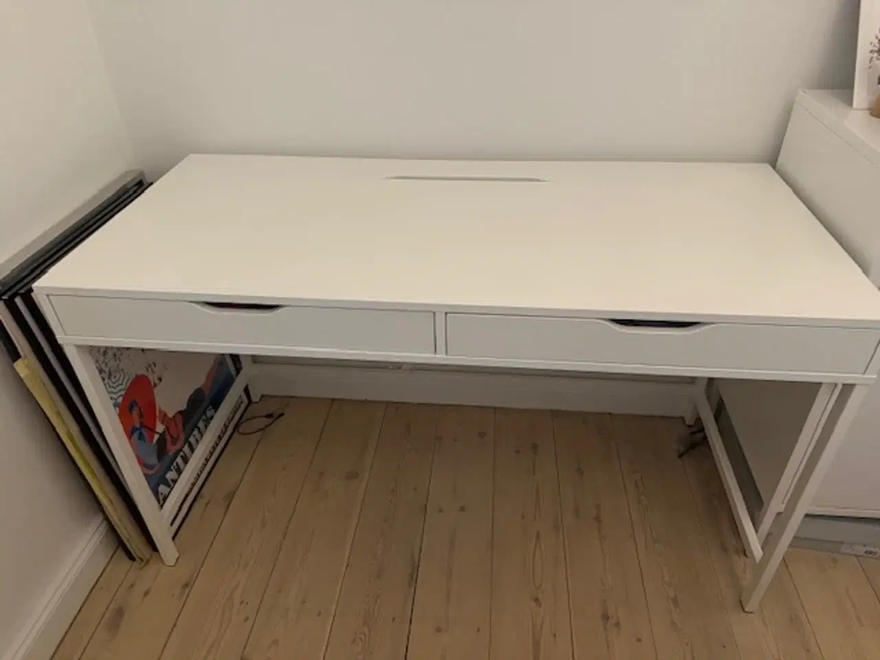 Billede 1 - IKEA skrivebord 