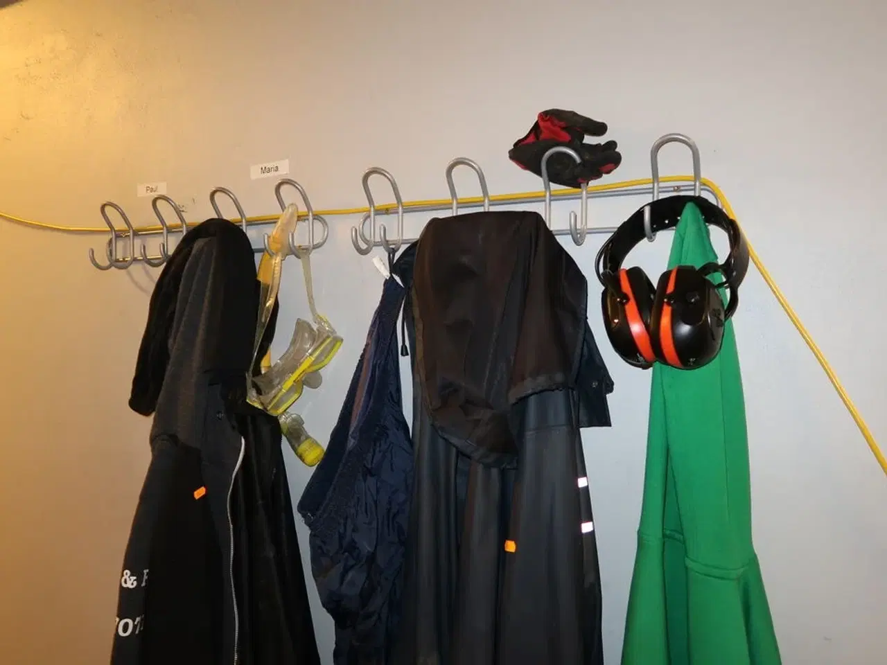 Billede 7 - Div. Arbejdstøj, sko samt bænke