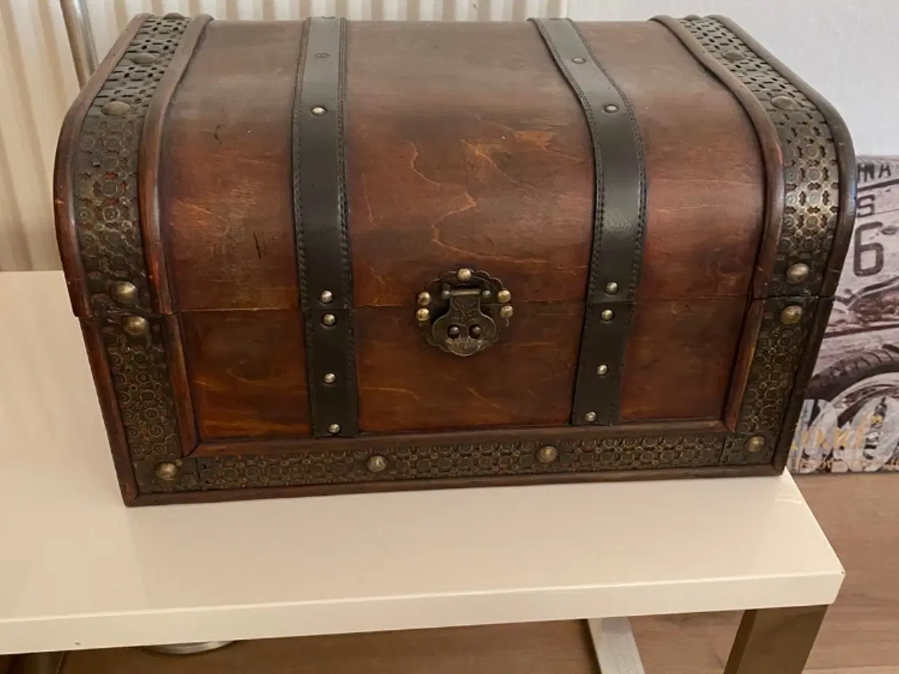 Billede 1 - Ældre kiste til opbevaring sælges. Som ny. 