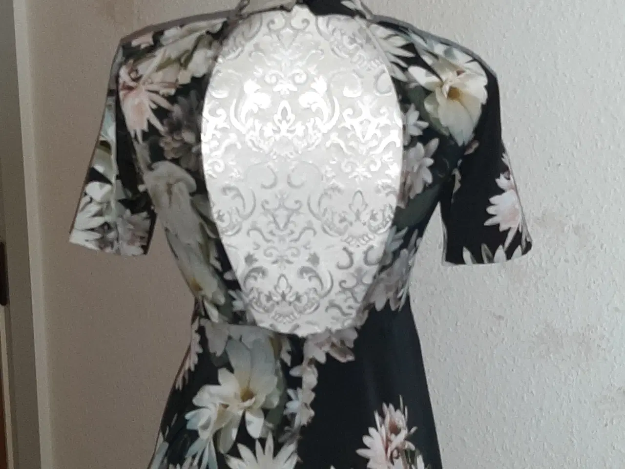 Billede 3 - Bloms. Print kjole, m.skater passform/størrelse 36