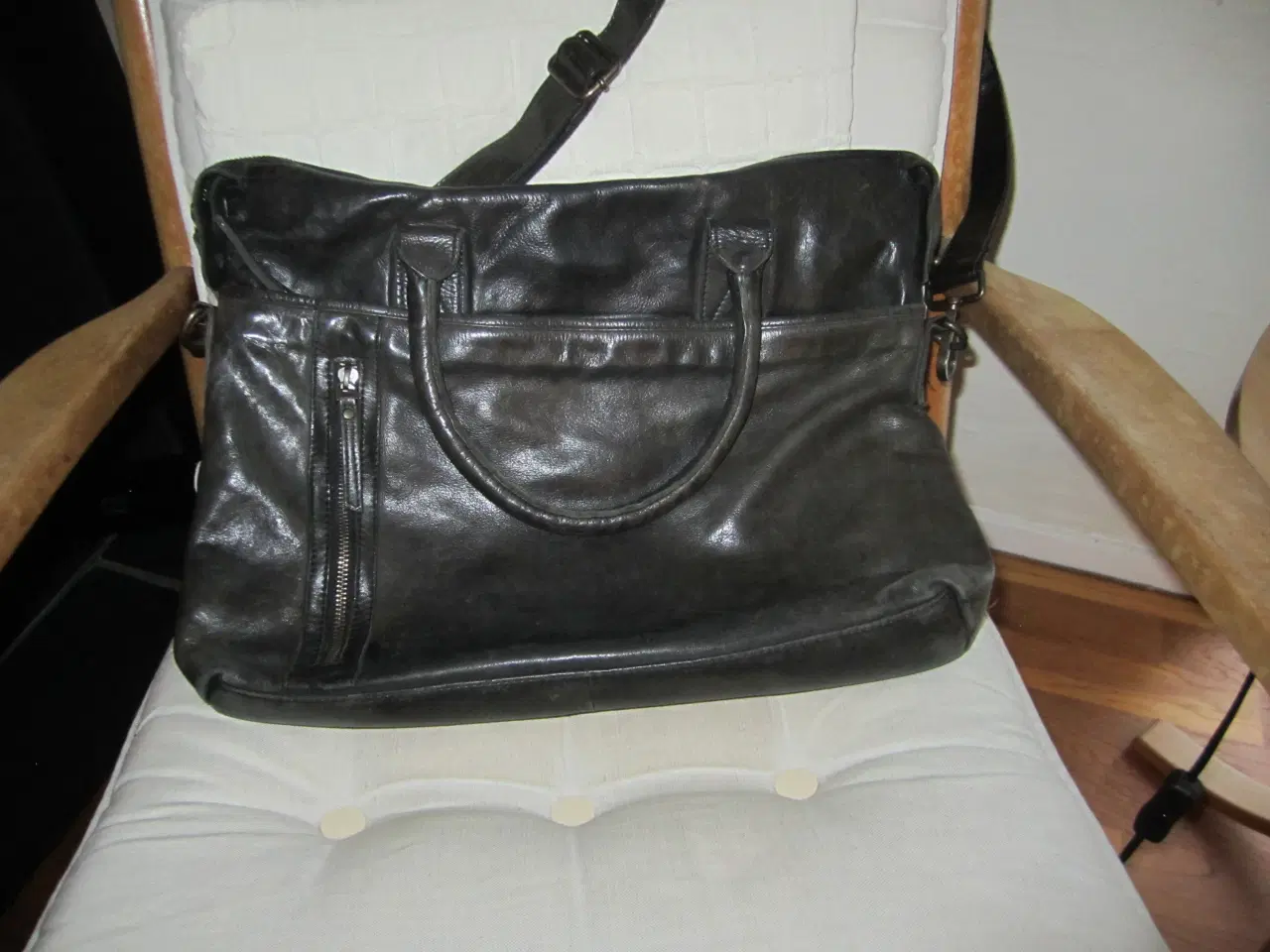 Billede 1 - BYD. Mega lækker sort SKINDTASKE.