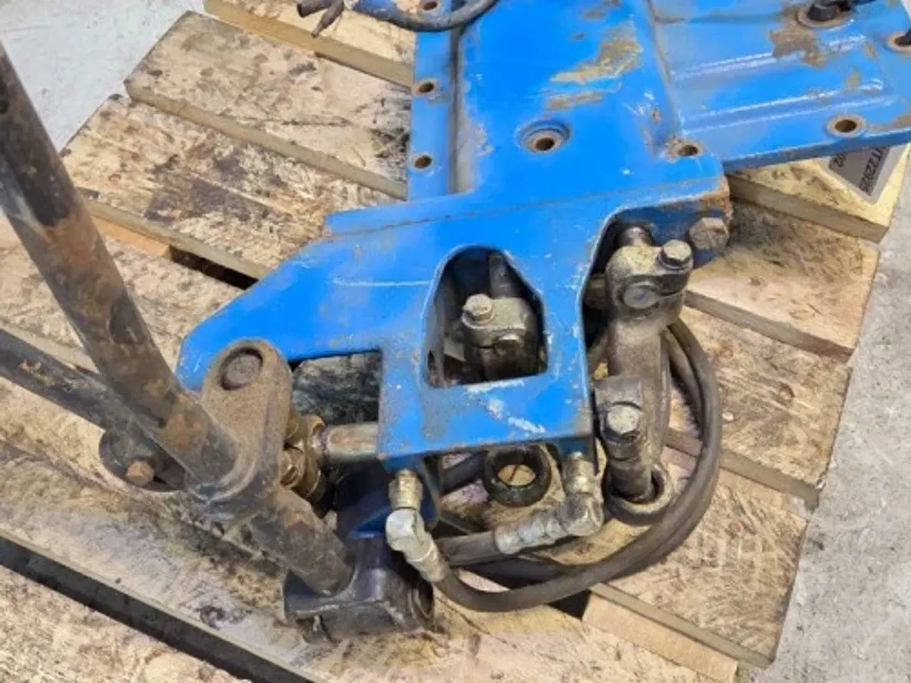 Billede 5 - Ford 8210 Dæksel E4NN7488AA