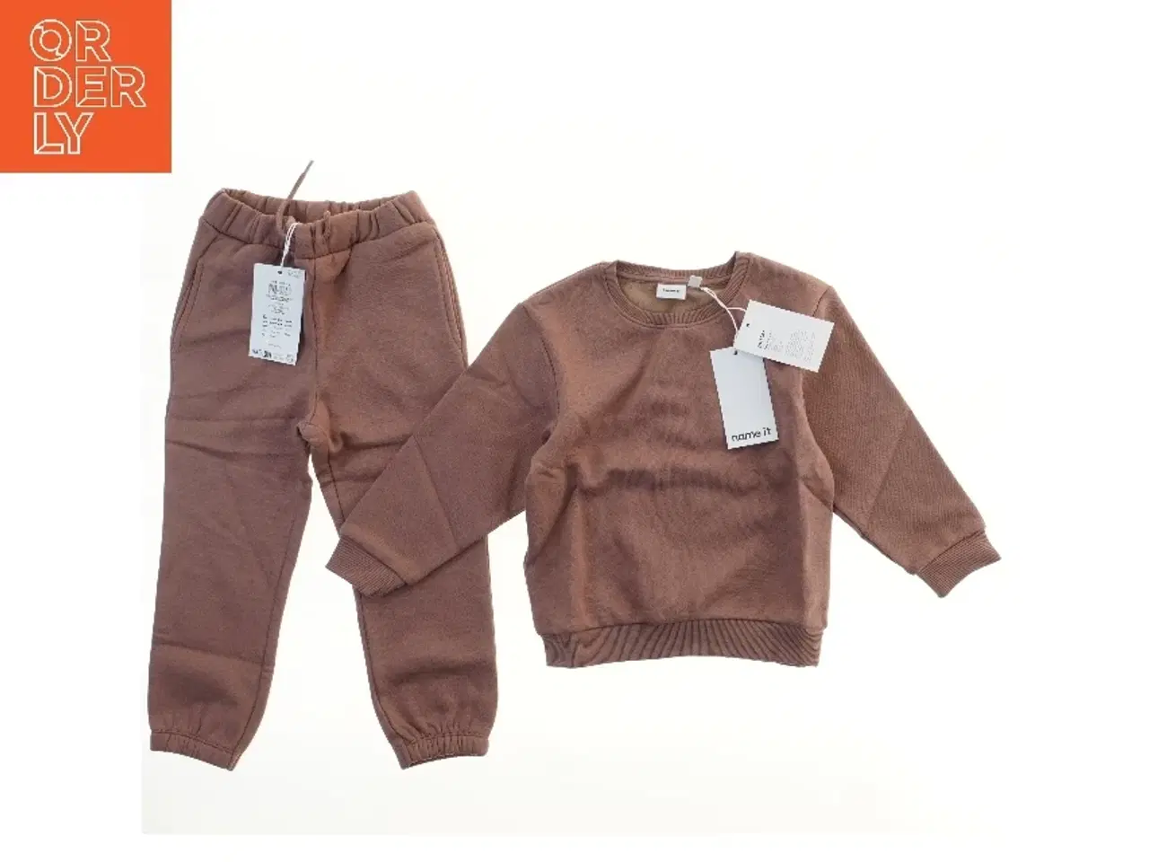 Billede 1 - Brunt sæt med sweatshirt og bukser fra Name It (str. 104)