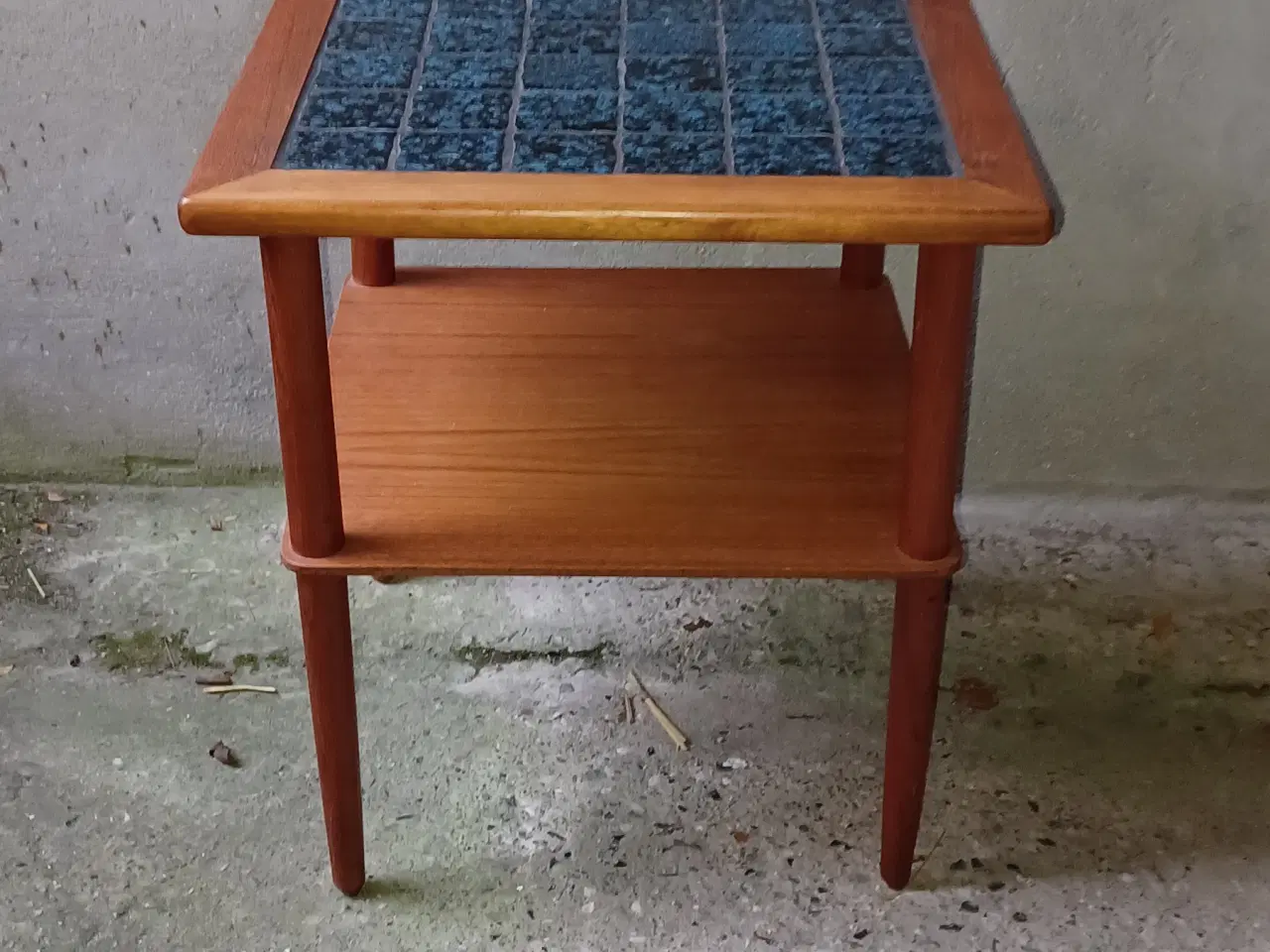 Billede 1 - Lille teakbord med blå kakler