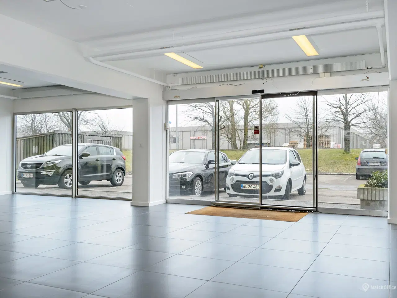 Billede 5 - Sort showroom med gode parkeringsforhold