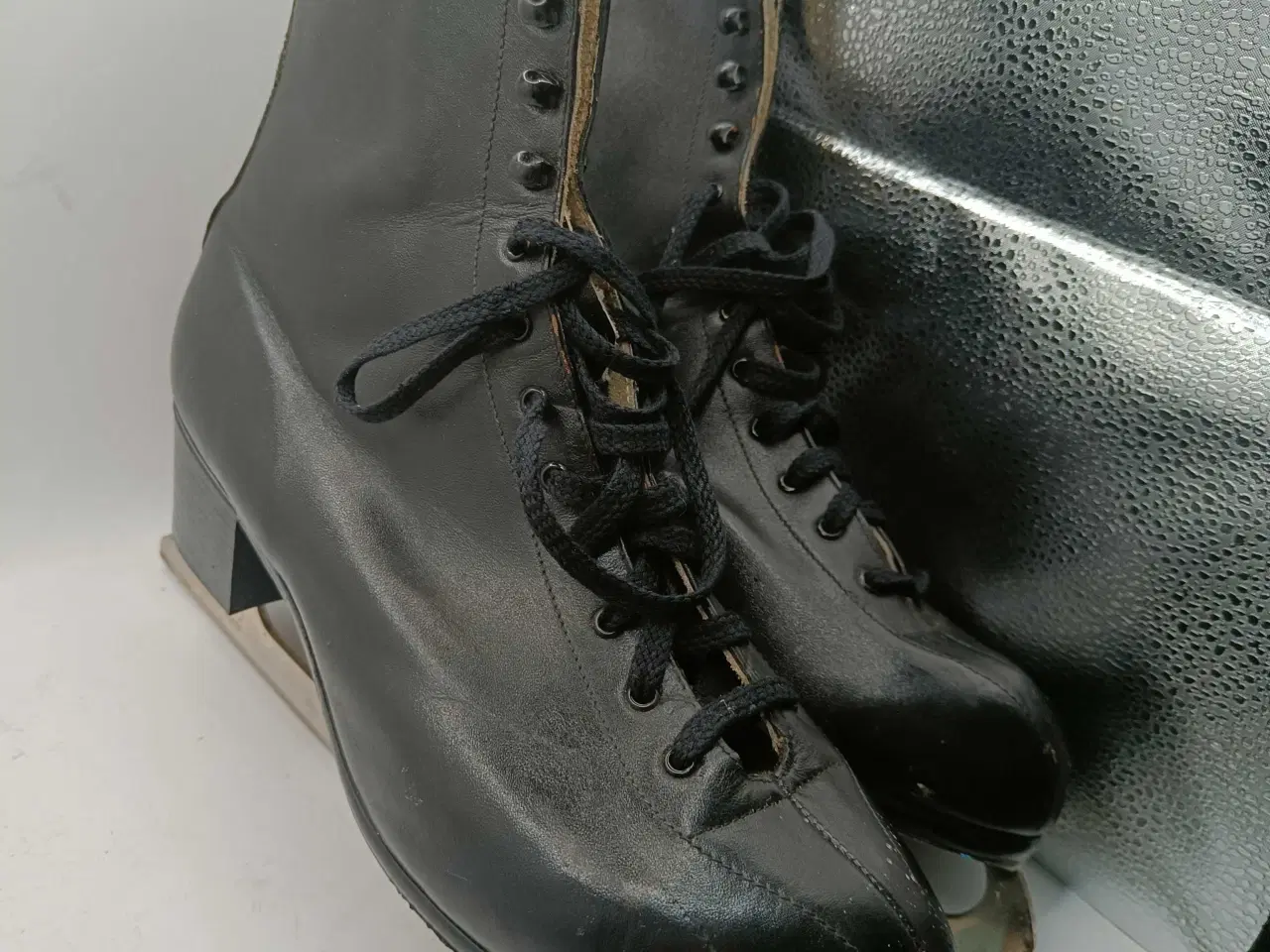 Billede 3 - Kunstskøjter sort læder 45str