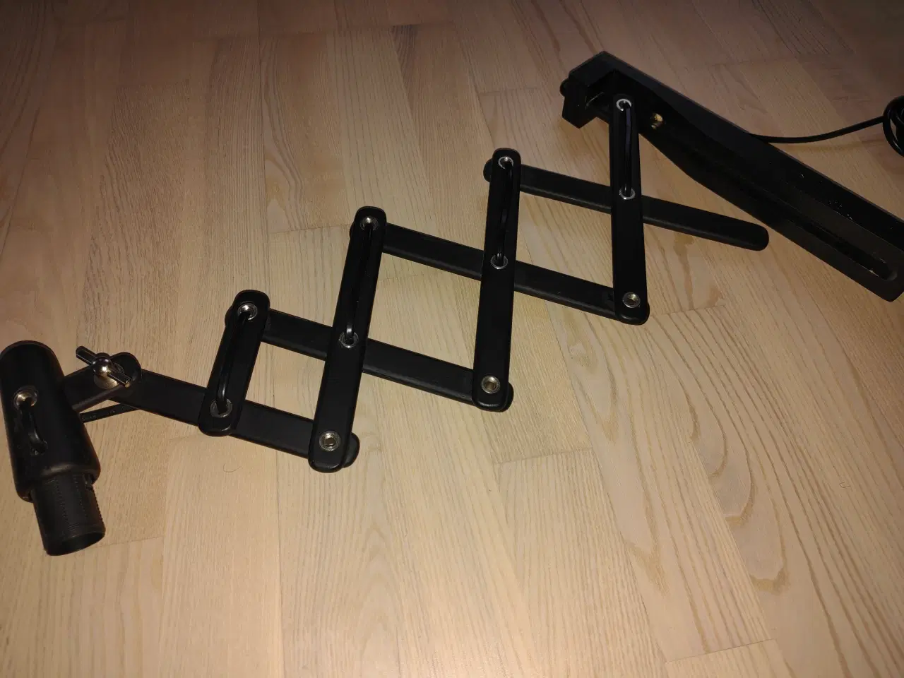 Billede 3 - Flot sortmalet sakselampe