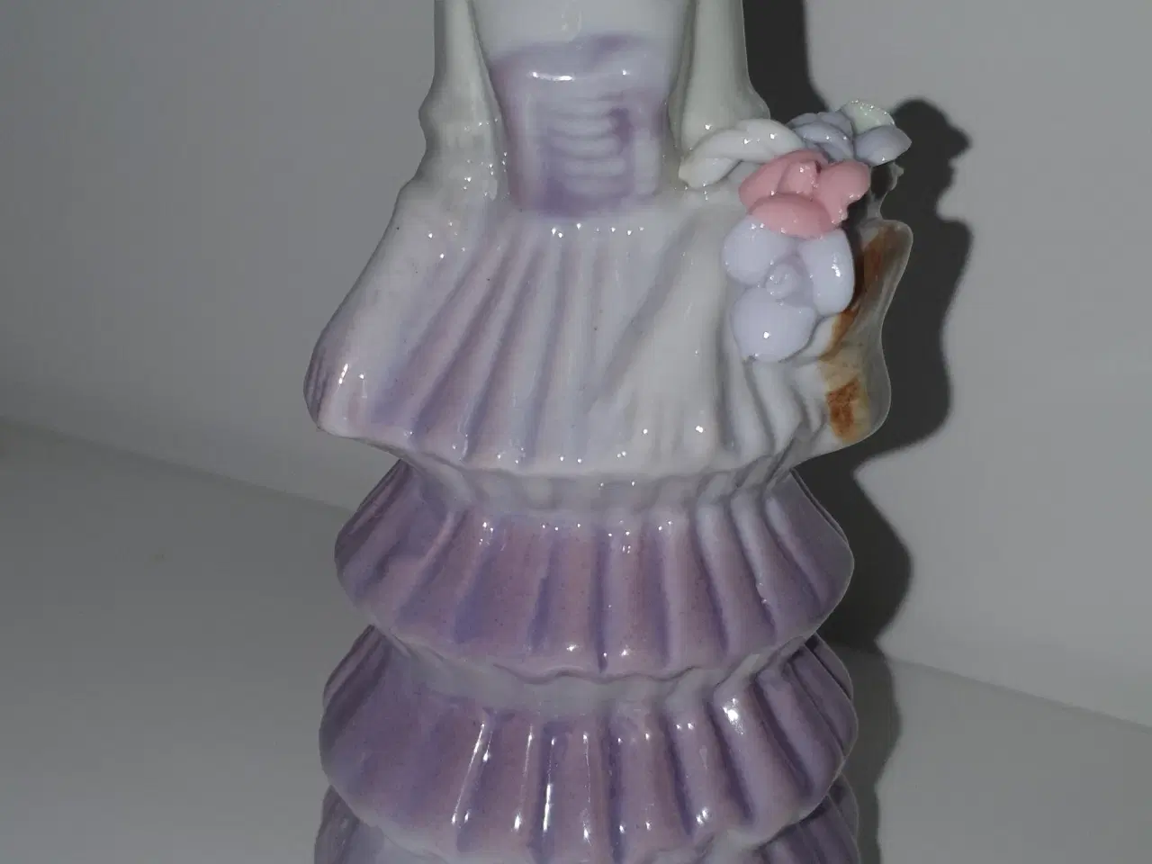 Billede 1 - Porcelænsfigur - Dame med blomsterkurv