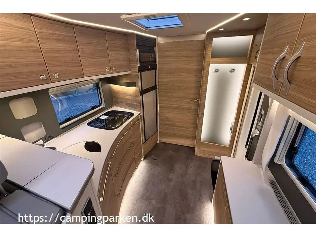 Billede 11 - 2026 - Dethleffs Den ultimative helårsbolig med loungesiddegruppe og gourmetkøkken