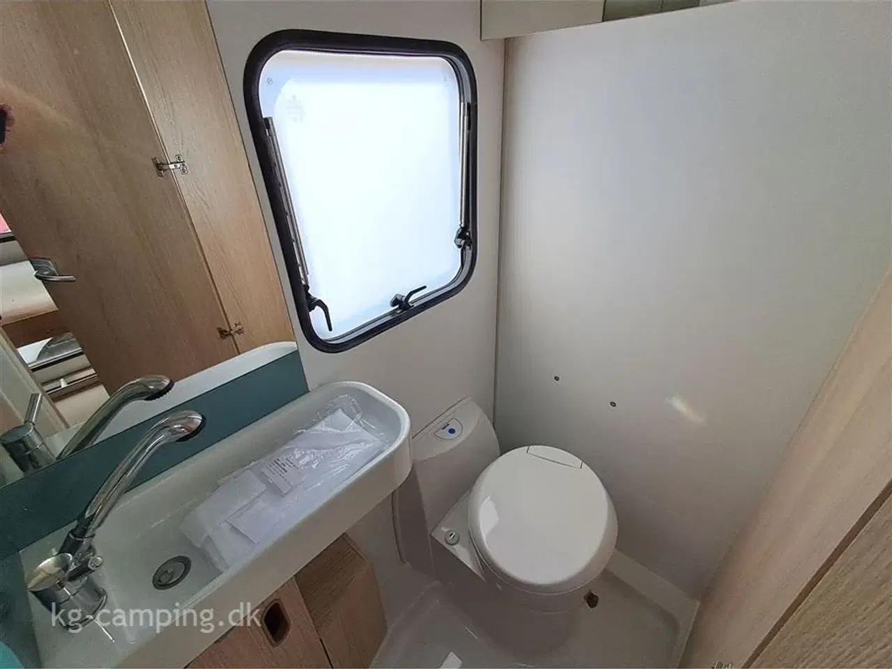 Billede 7 - 2022 - Adria Aviva 522 PT   Letvægtsvogn med 3 køjer og Isabella Sun Shine Plus solsejl