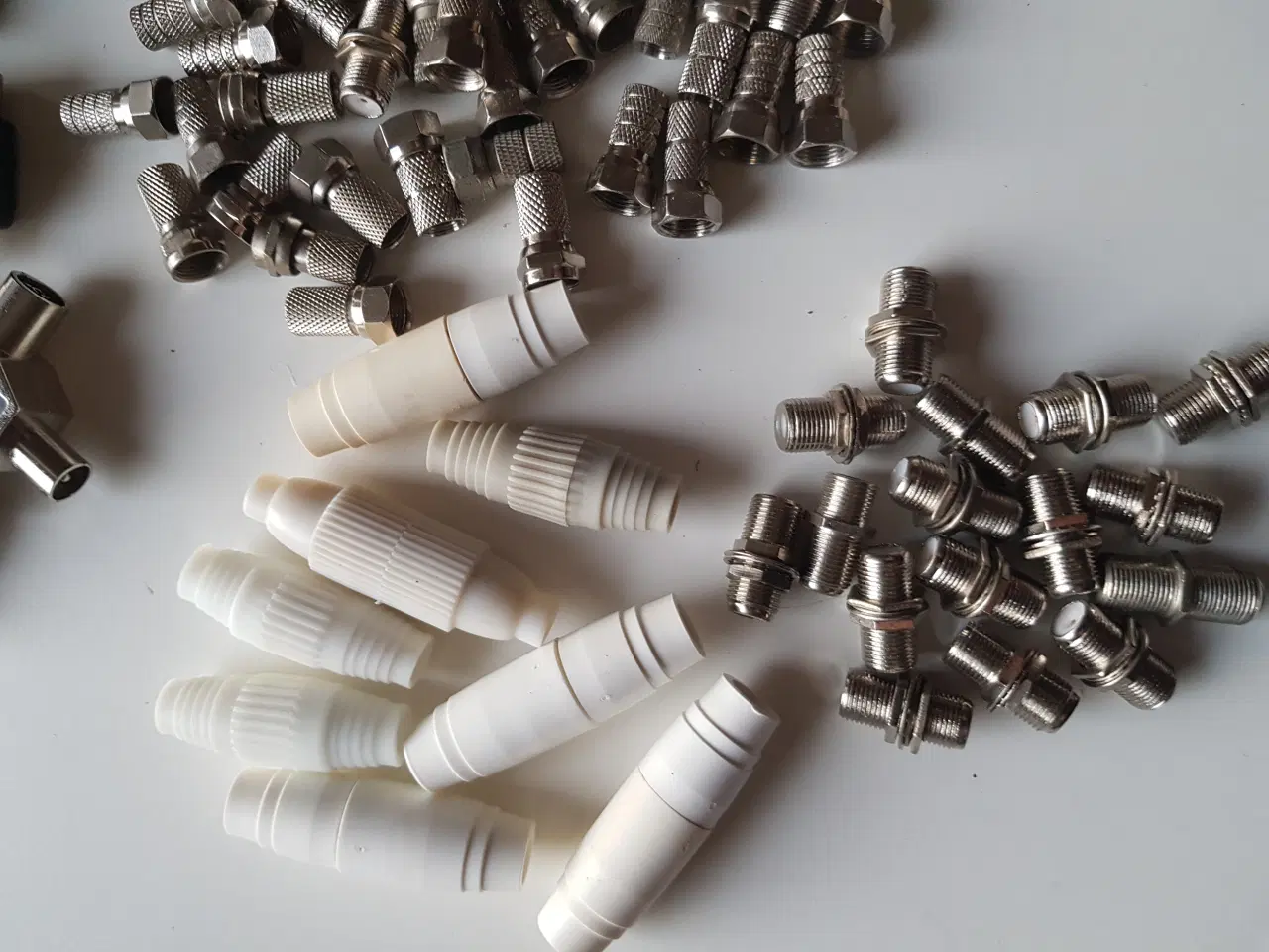 Billede 3 - UHF kabel,antennestik,F2,adaptere,samle led o.m.a.