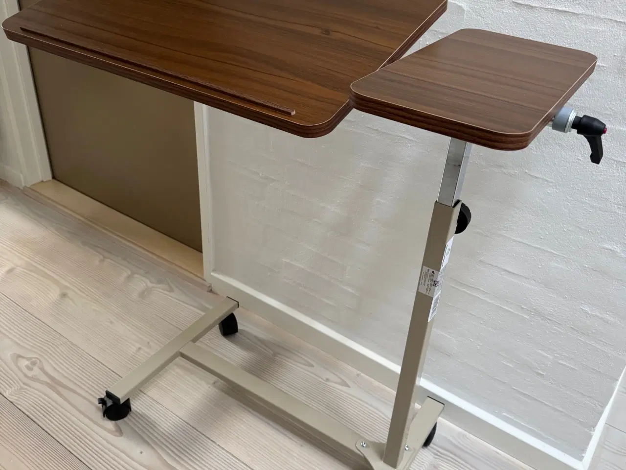 Billede 3 - Sengebord med sideplade. Vippe/ og fast plade