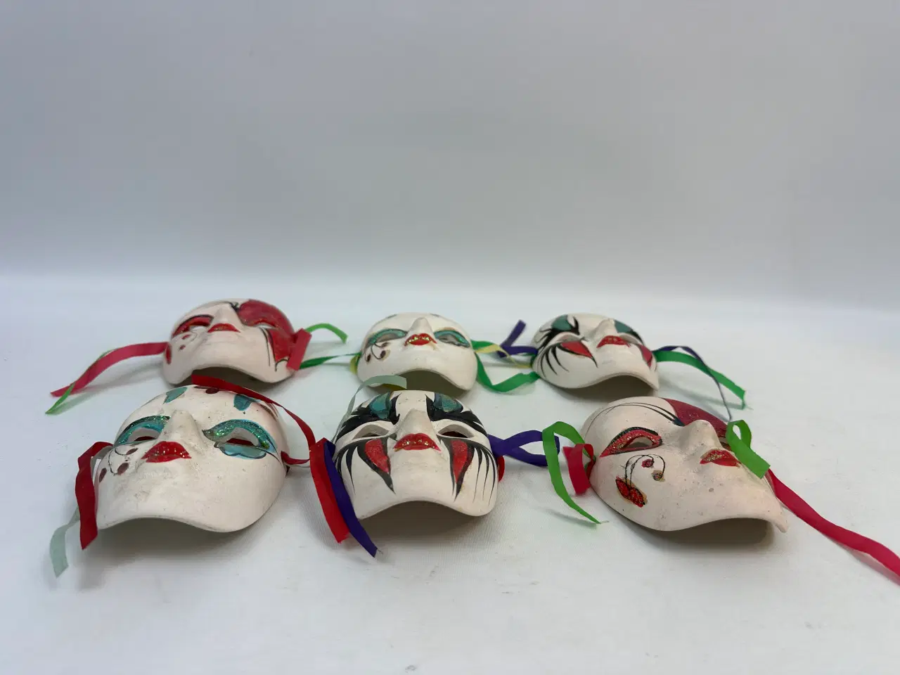 Billede 2 - 6 små masker i bemalet porcelæn