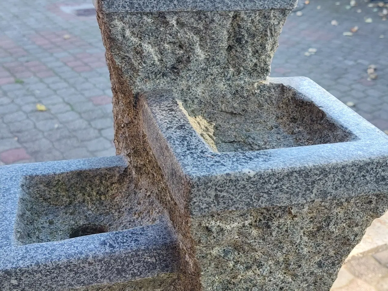 Billede 1 - granit vandsten 3 sammensatte søjler med pumpe