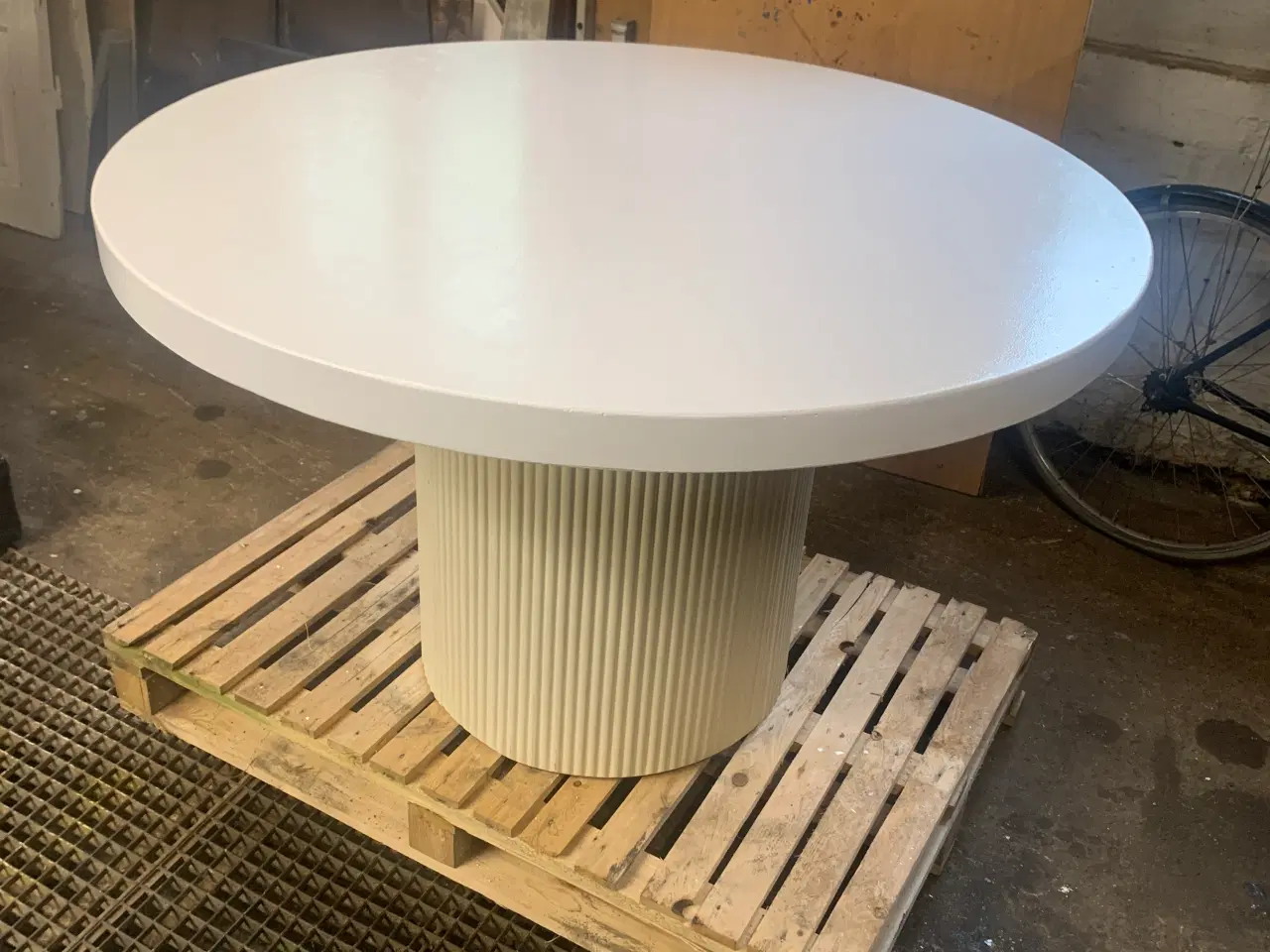 Billede 3 - Havebord i fiberbeton - rund form.