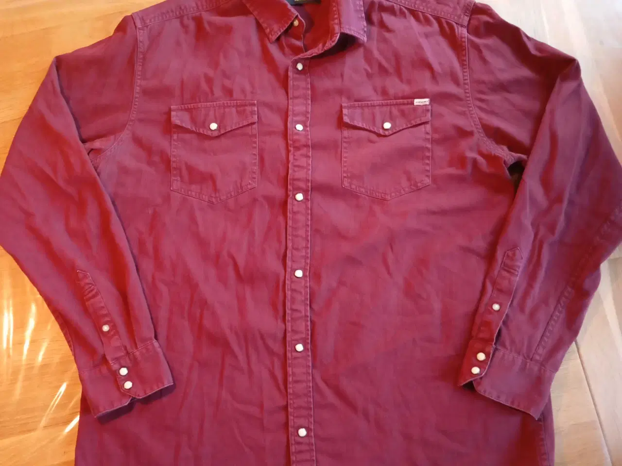 Billede 1 - Bordeaux skjorte med trykknapper 