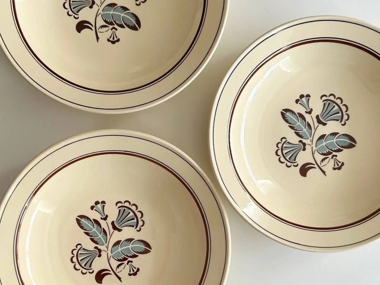 Billede 2 - Dybe fajancetallerkner, 3 stk samlet