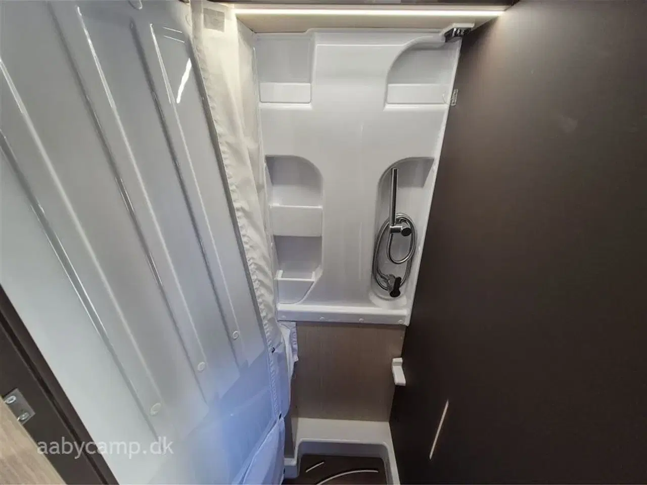 Billede 13 - 2024 - Autostar van V630LI Design Edition   Automatgear. markise. solceller. 200 Ah lithium batteri. 2000w inverter. maxxfan. Fyldegas. anhængertræk. undervognsbehandlet. Gasudtag. cykelstativ.