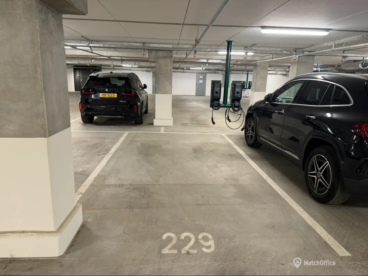 Billede 1 - Parkering med privat elektrisk ladestation. Byens centrum.