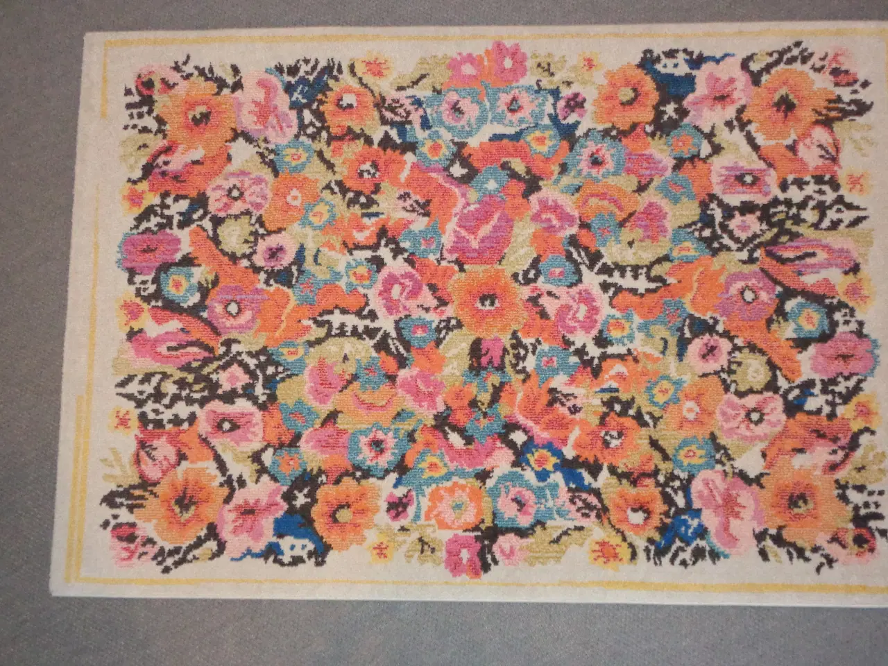 Billede 2 - Blomstret gulvtæppe, 140x200 cm.