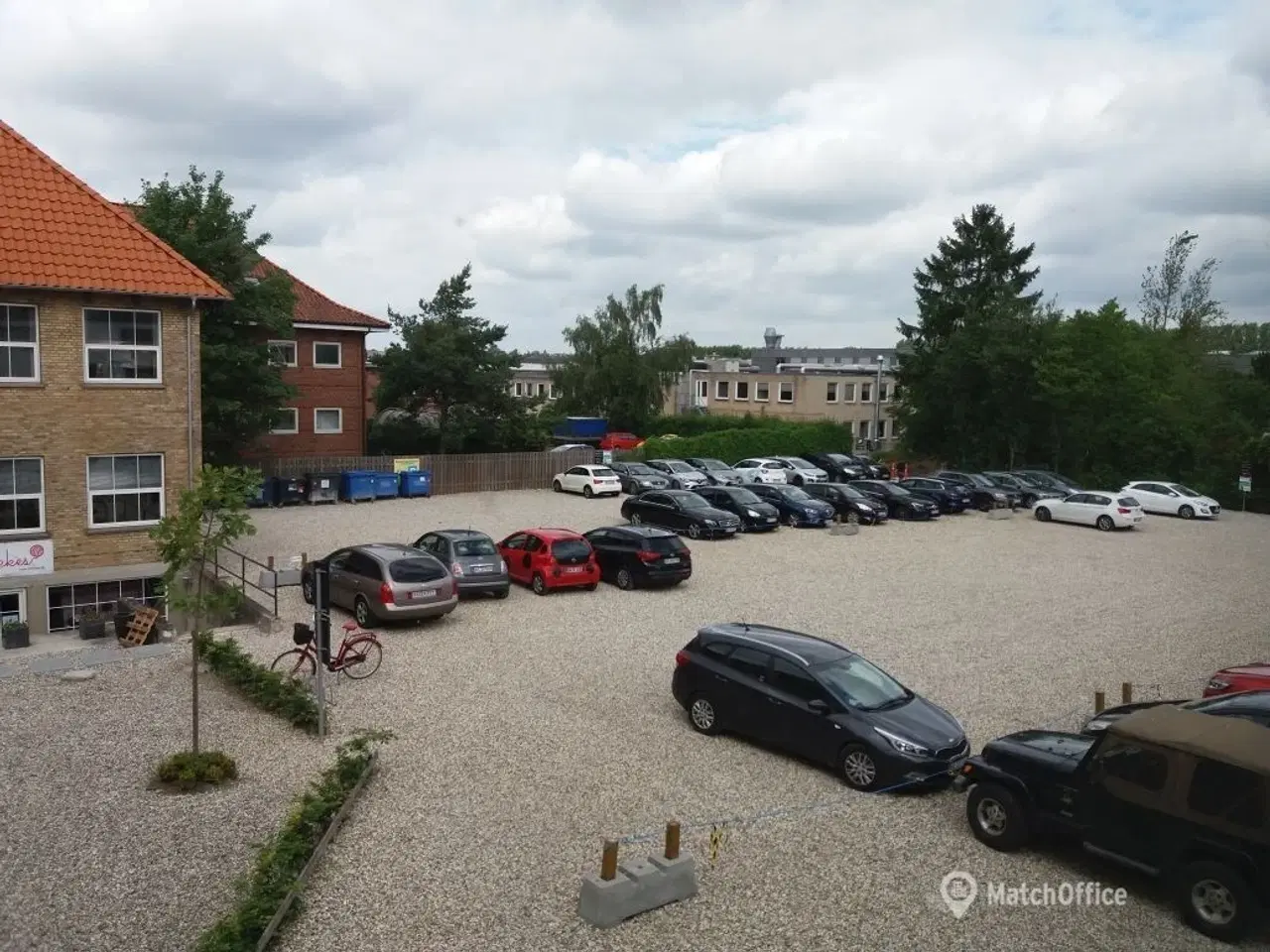Billede 5 - Kontor i gammel fabrik – 201 kvm - Parkeringsplads lige bag ejendommen.