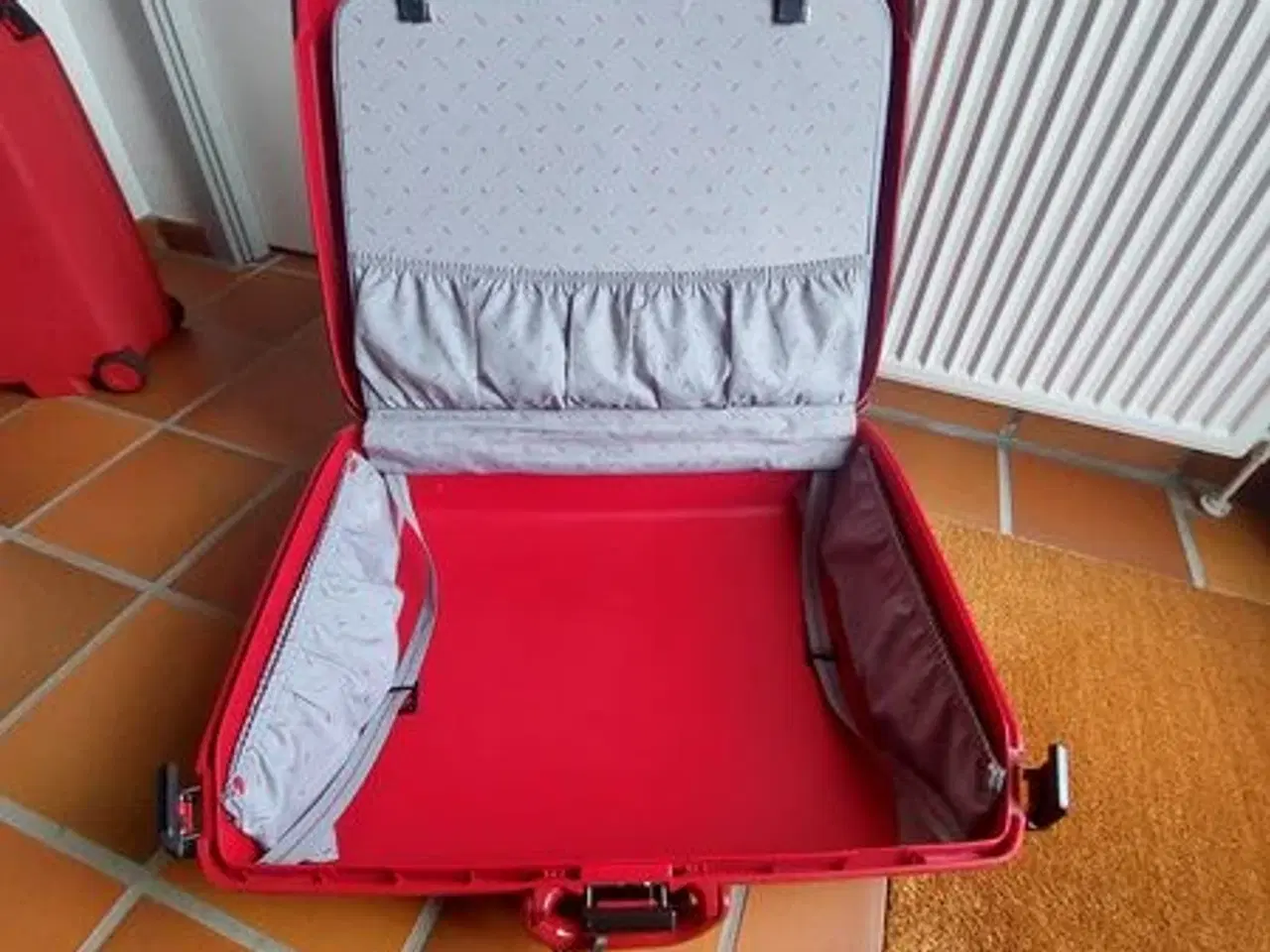 Billede 2 - Samsonite rødt sæt - 2 kufferter og beauty box