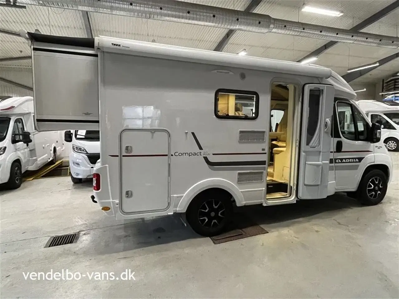 Billede 4 - 2018 - Adria Compact SLS   Smal camper på under 6 m længde - tryk på knappen og den vokser!