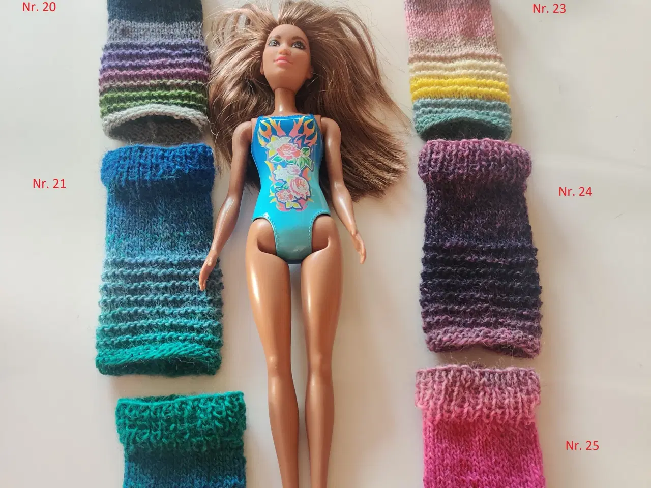 Billede 1 - Hjemmestrikkede Barbie kjoler. Flere farver