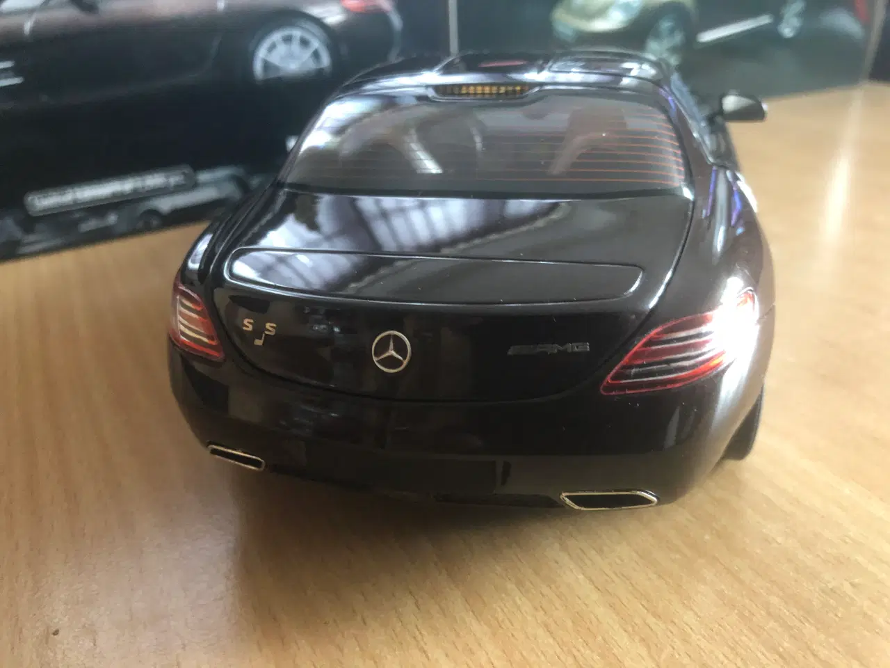 Billede 5 - 1:18 Mercedes SLS 2010