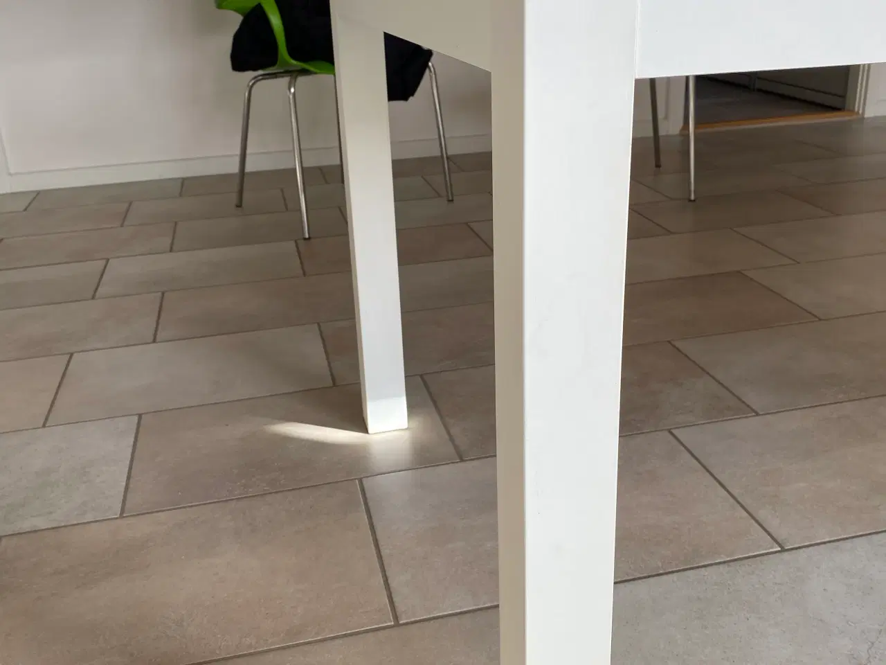 Billede 4 - Hvidt spisebord med 2 tillægsplader