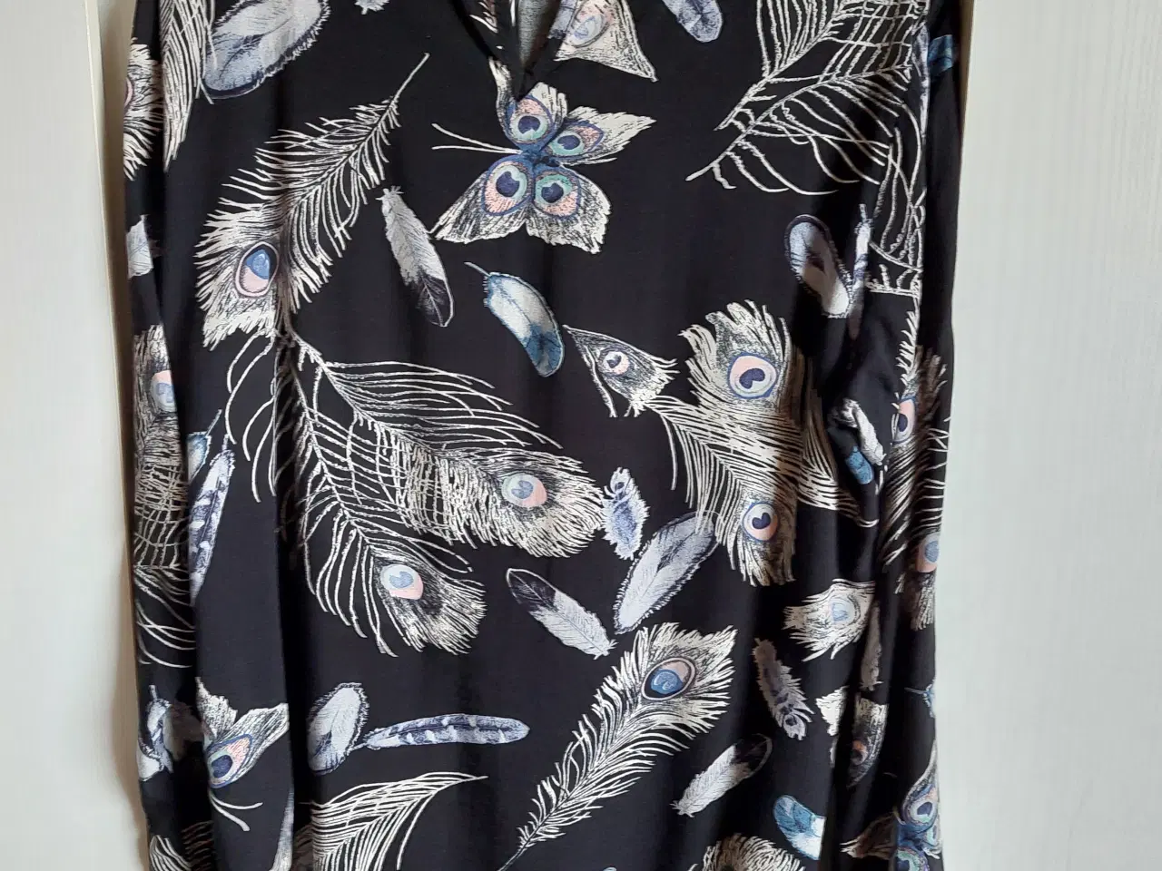 Billede 1 - Pæn Skjorte Bluse sort m sommer fugle