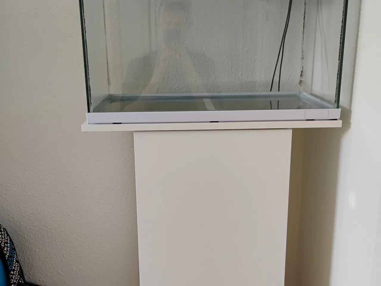 Billede 2 - Akvarie 60L inkl lys og bord