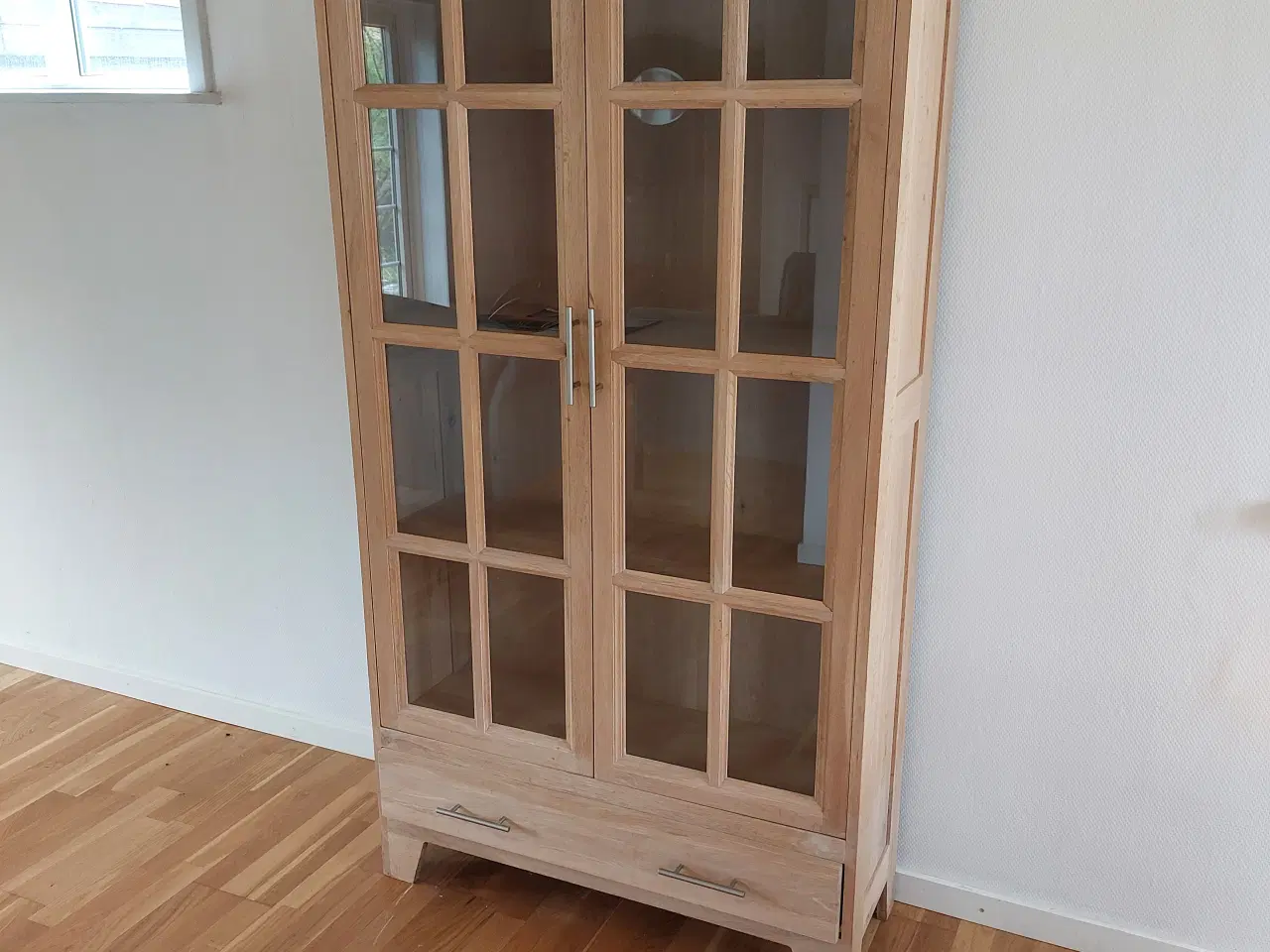 Billede 1 - Flot vitrineskab i massivt træ med glaslåger