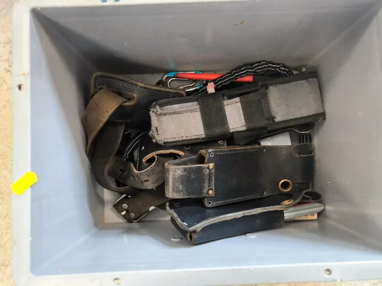 Billede 4 - Kasse m. sikringsgrej samt div.