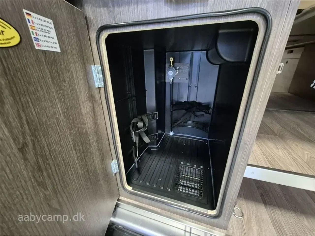 Billede 26 - 2026 - Benimar Benivan 160 PLUS   NK Pakke. Automatgear. 140Hk. 200W solcelle. Kompressor køleskab. Webasto Dieselvarme. Elektrisk indgangstrin. Metallak