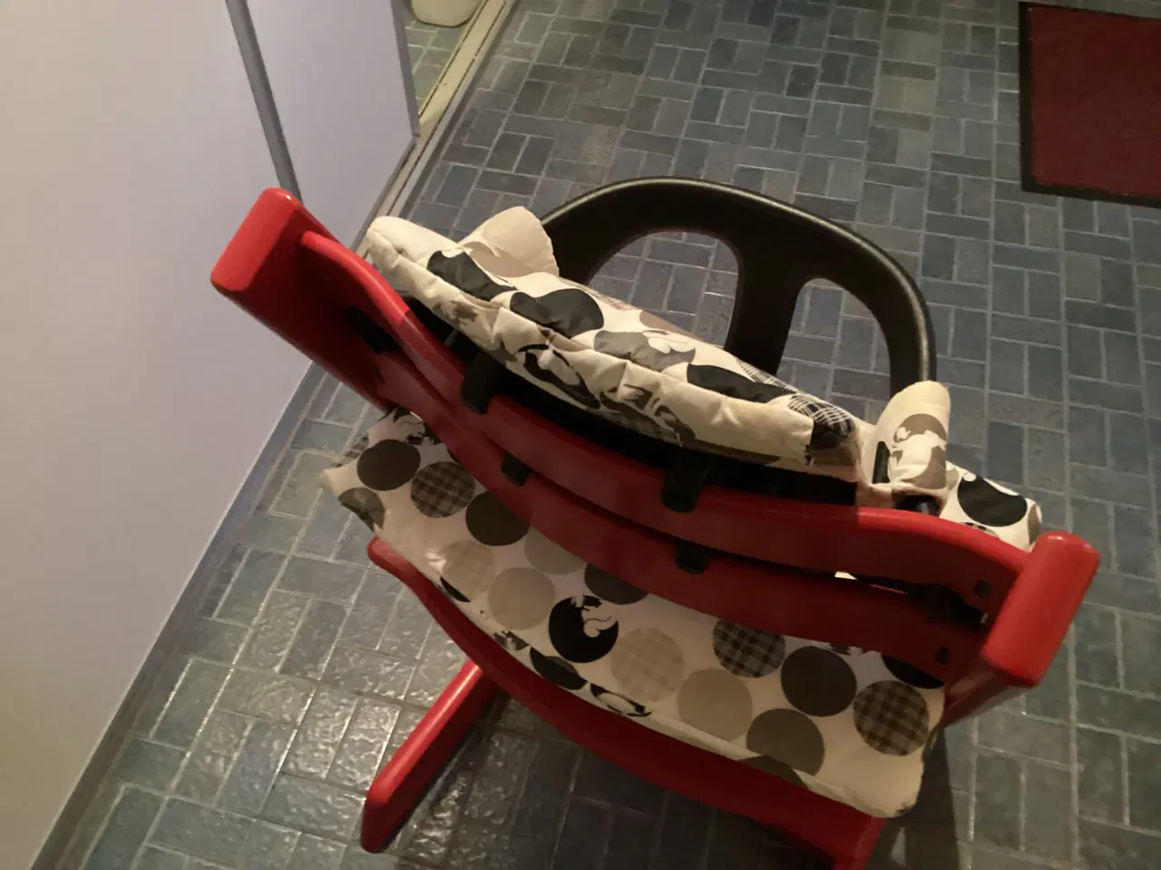 Billede 3 - Rød trip trap stol m/babysæt