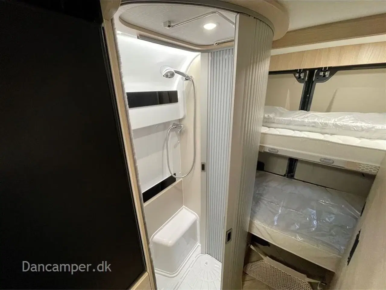 Billede 17 - 2025 - Chausson F&S Line   Van som familiecamper med 5 selepladser, pop-up og masser af sovepladser på kun 5,99 m længde.