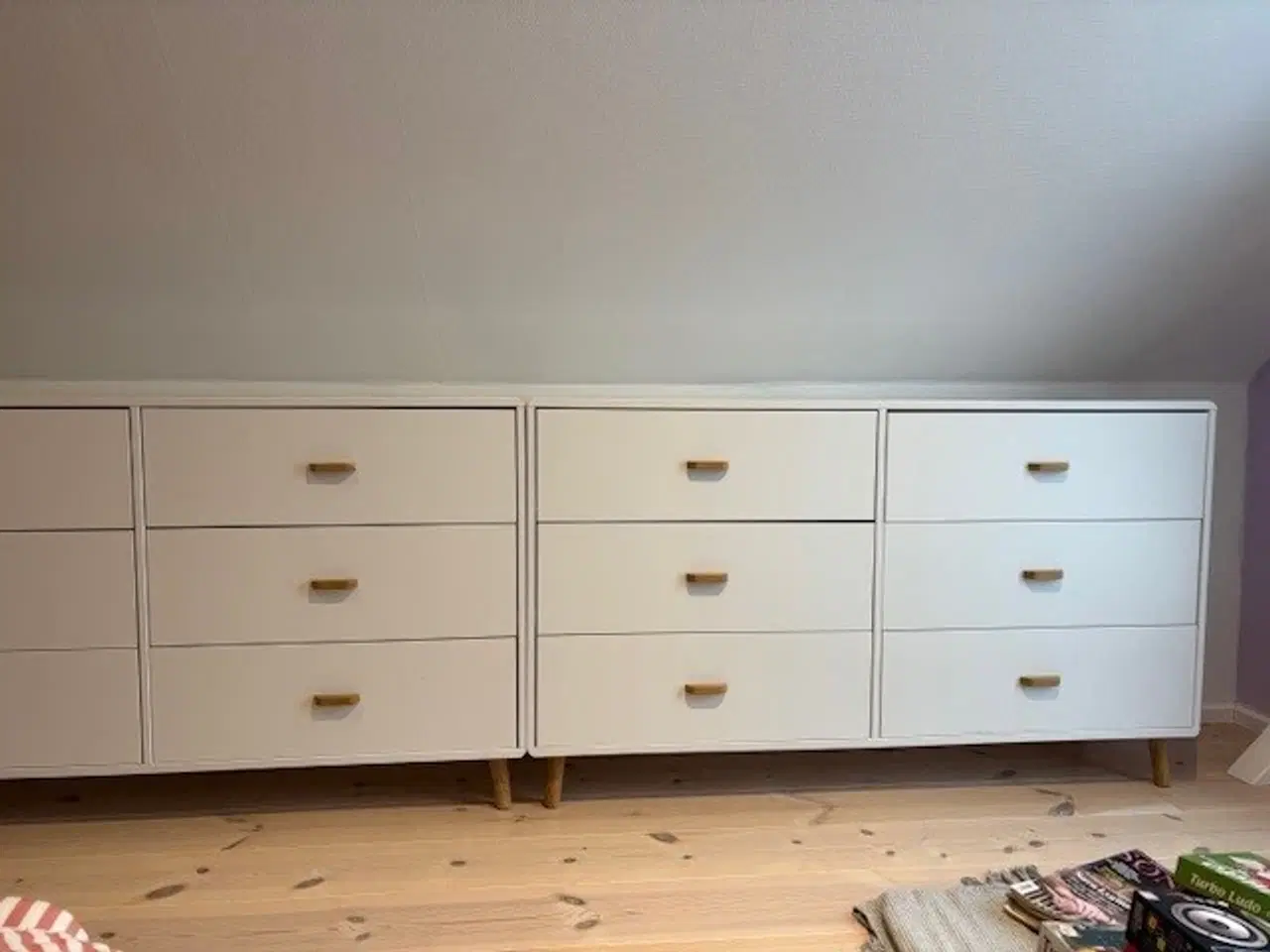 Billede 1 - 2 fine kommoder med egetræsben (købt i ILVA) 