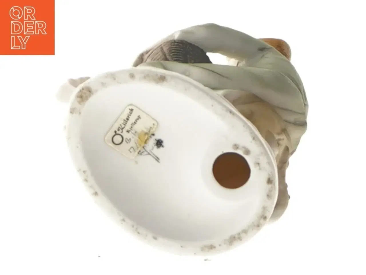 Billede 2 - Porcelænsfigur af pige med kurv fra Kjellerup (str. 15,5 cm)