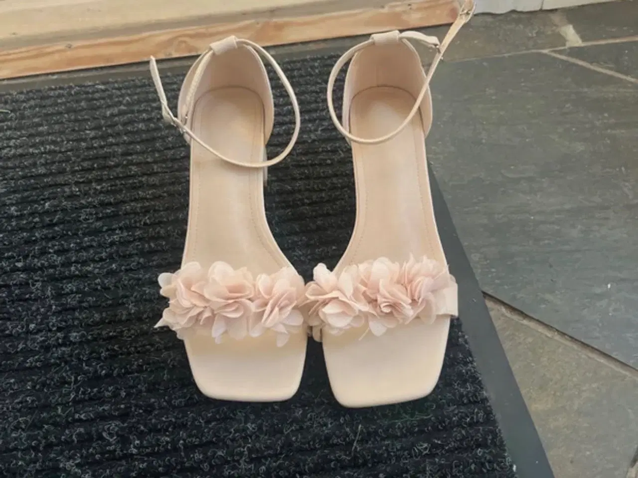 Billede 1 - Sko med hæl