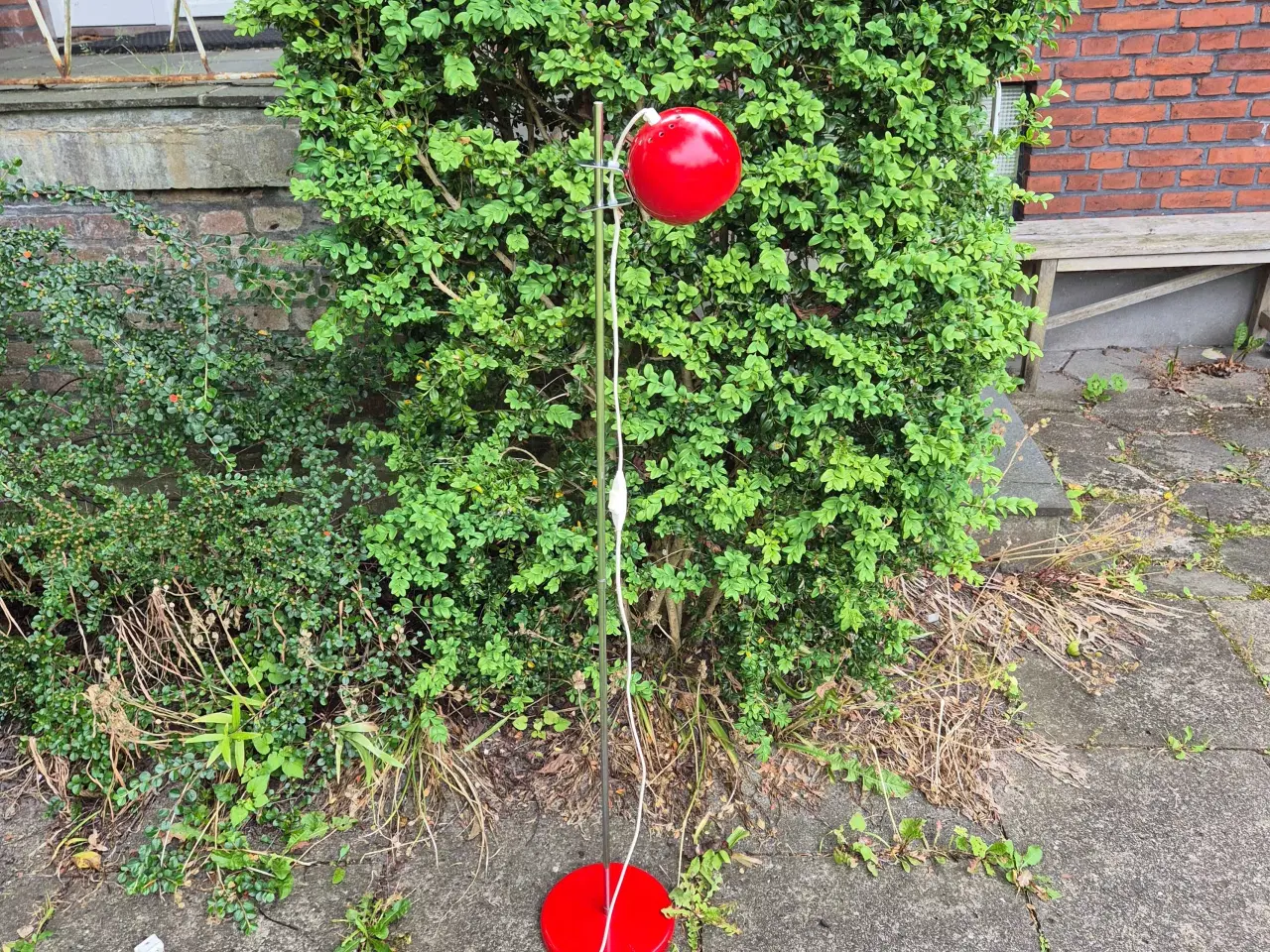Billede 2 - Usædvanlig gulvlampe med kæk kugleskærm 