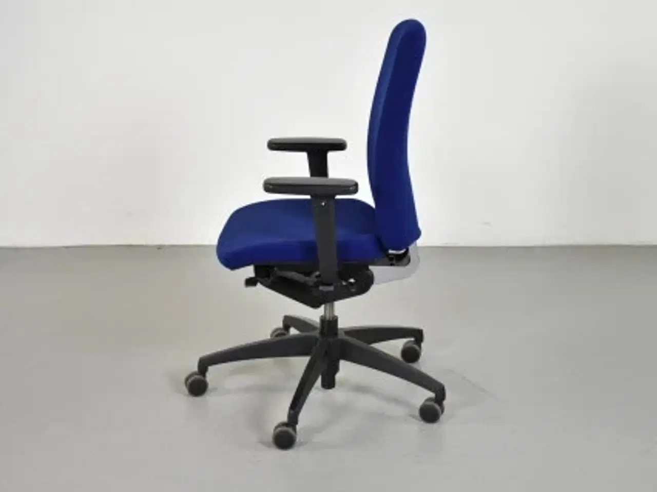 Billede 2 - Duba b8 kontorstol med blåt polster og sorte armlæn