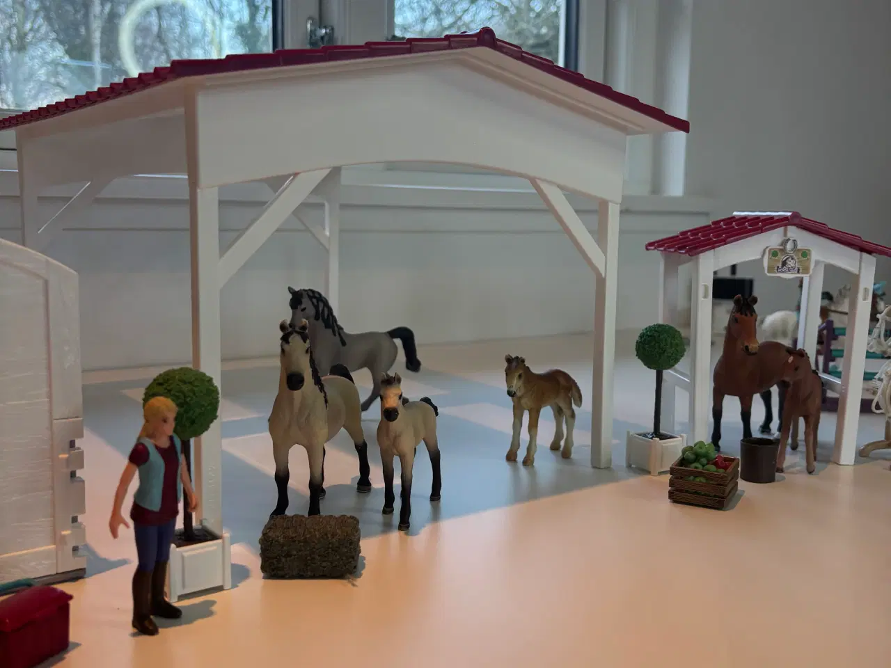 Billede 5 - Schleich stald område med 7 stk  heste