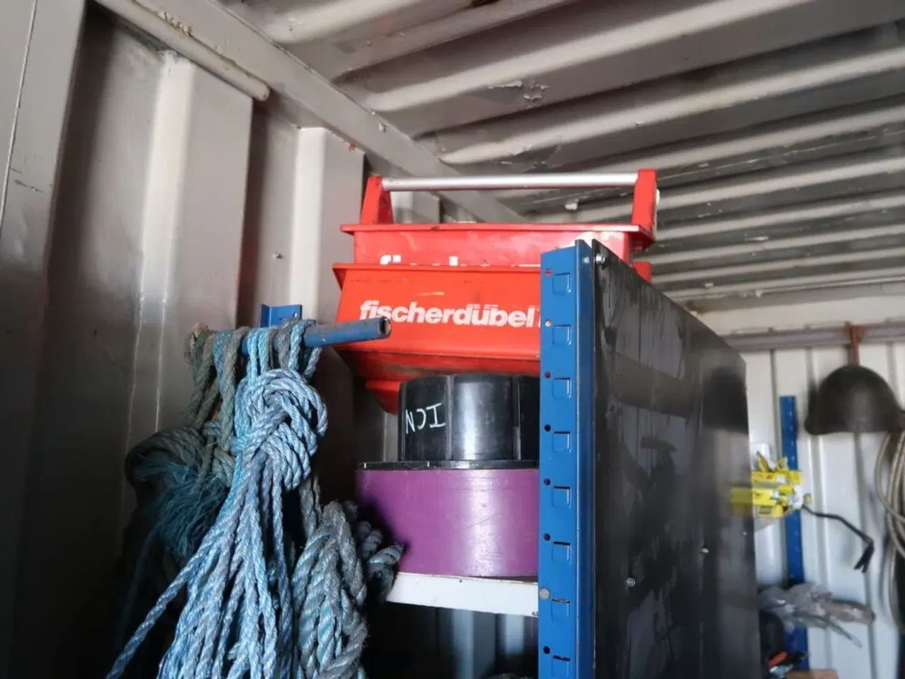 Billede 2 - 2 fag lagerreoler med div. Værktøj og varelager