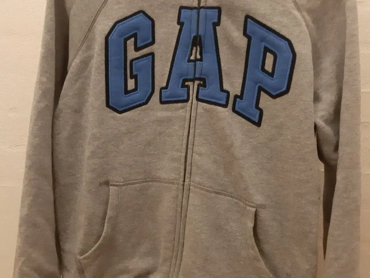Billede 1 - GAP hættetrøje med lynlås, grå, str 12 år