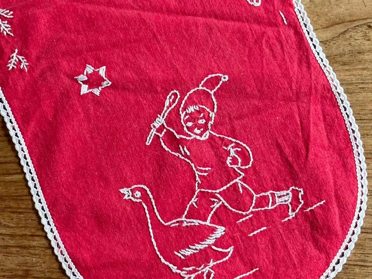 Billede 3 - Håndbroderet bordløber, 57 x 23,5 cm