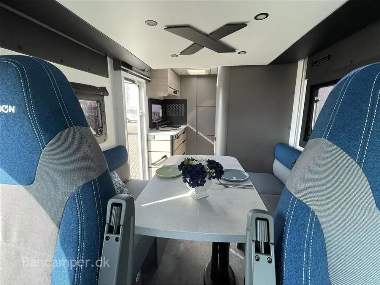 Billede 13 - 2024 - Chausson X650 Exclusive line   MESSEPRIS kr. 999.900,- SPAR kr. 50.000,- Camper med stor Lounge og siddegruppe, 9-trins automatgear, sænkeseng, stor garage, specialfælge, Connect- og X-tilbehørspakke ,