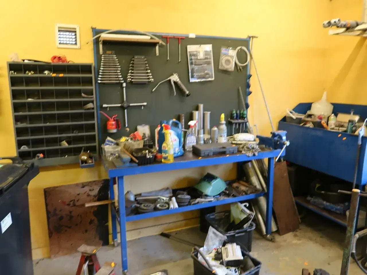 Billede 1 - Arbejdsbord med skruestik samt værktøjstavle med div. Værktøj